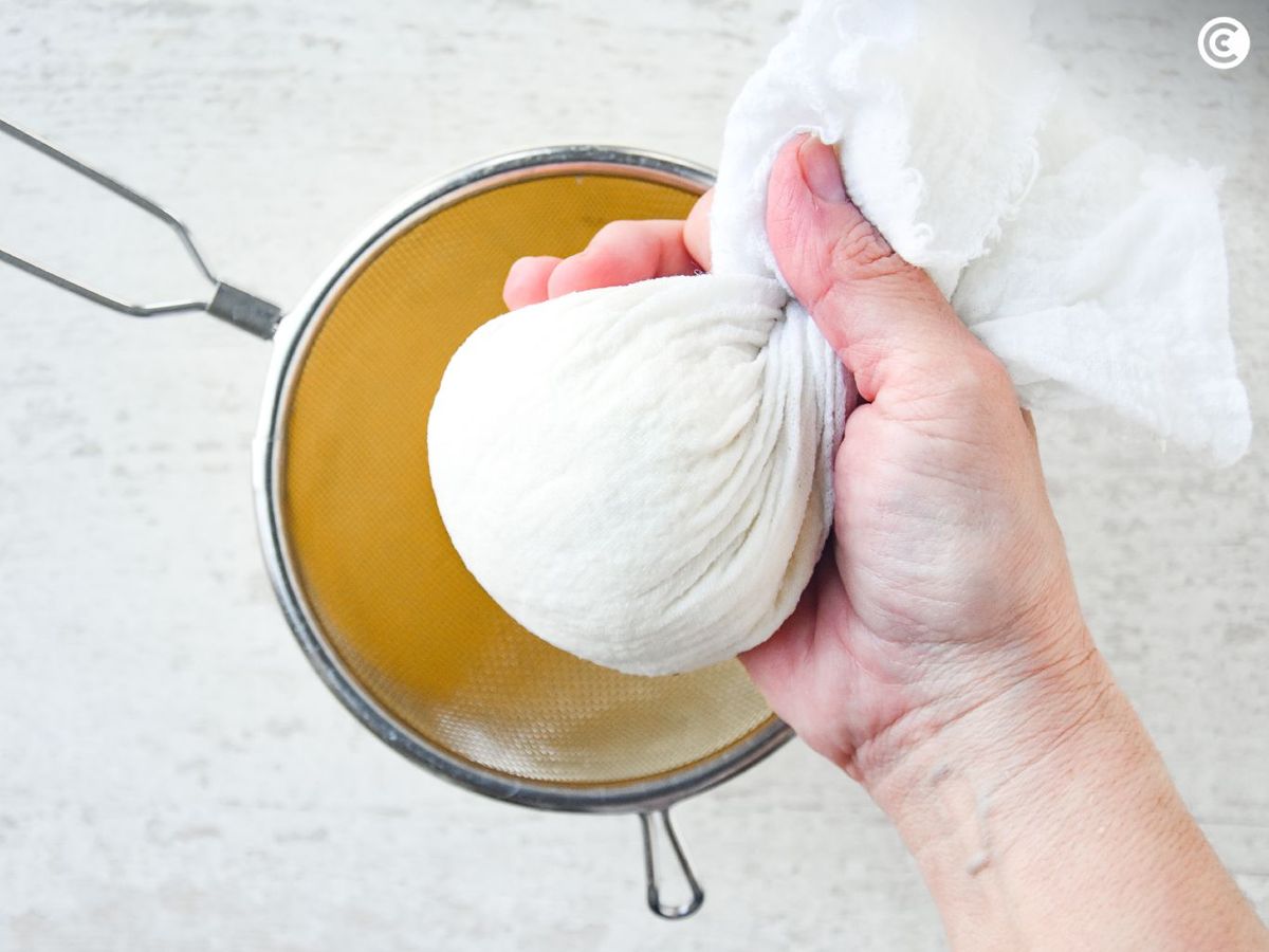 Apretar el paño para escurrir el suelo del requesón más rápido