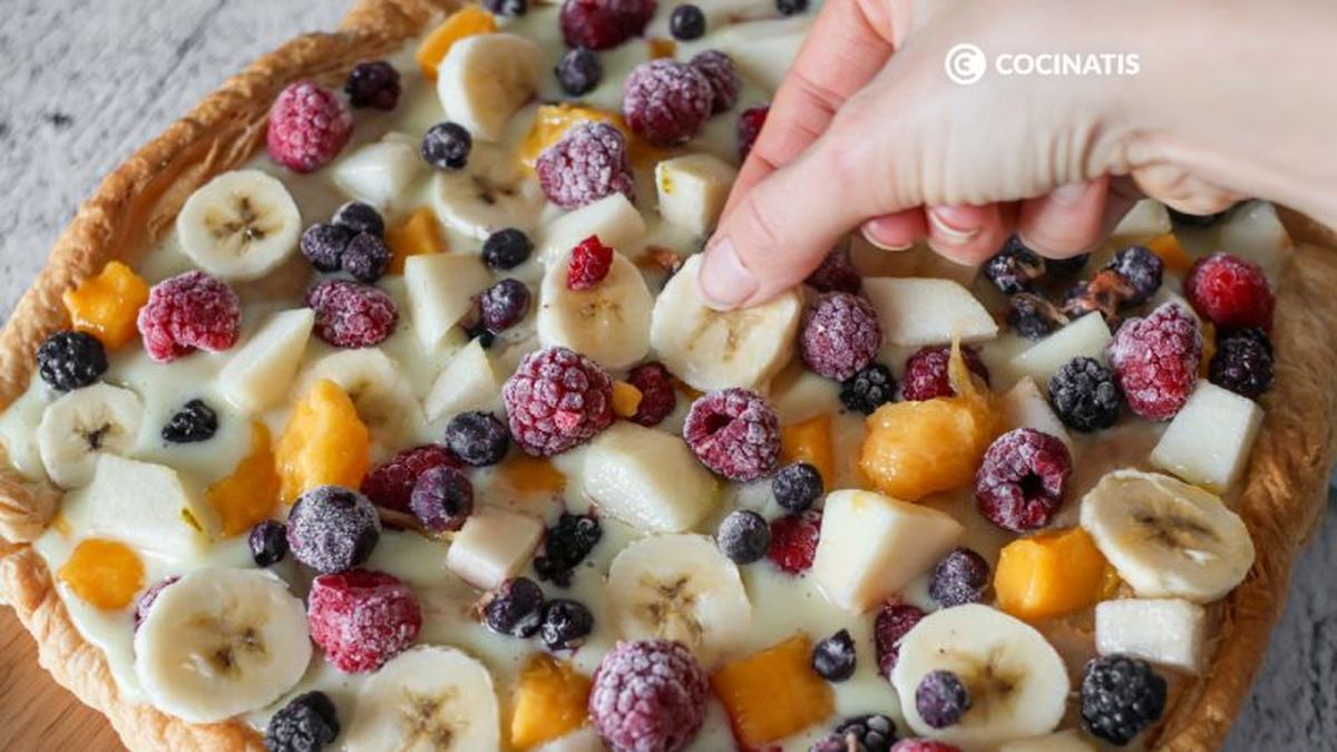 Repartimos la fruta sobre la crema pastelera