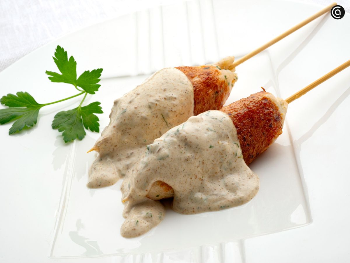 Kofta de langostinos con salsa de yogur griego, una receta de Joseba Arguiñano ideal como aperitivo