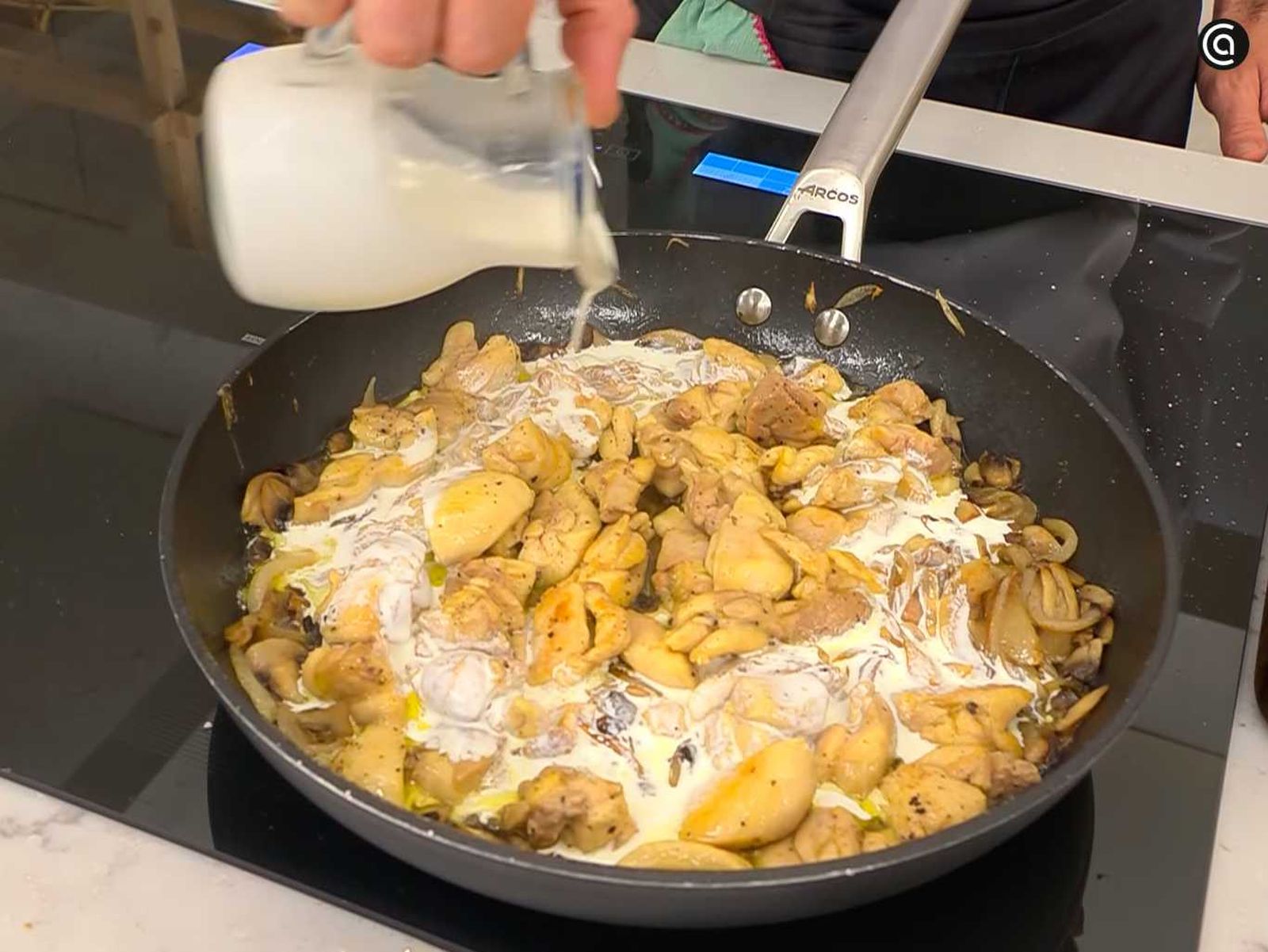Mezcla el pollo con los champiñones y la cebolla Mezcla el pollo con los champiñones y la cebolla
