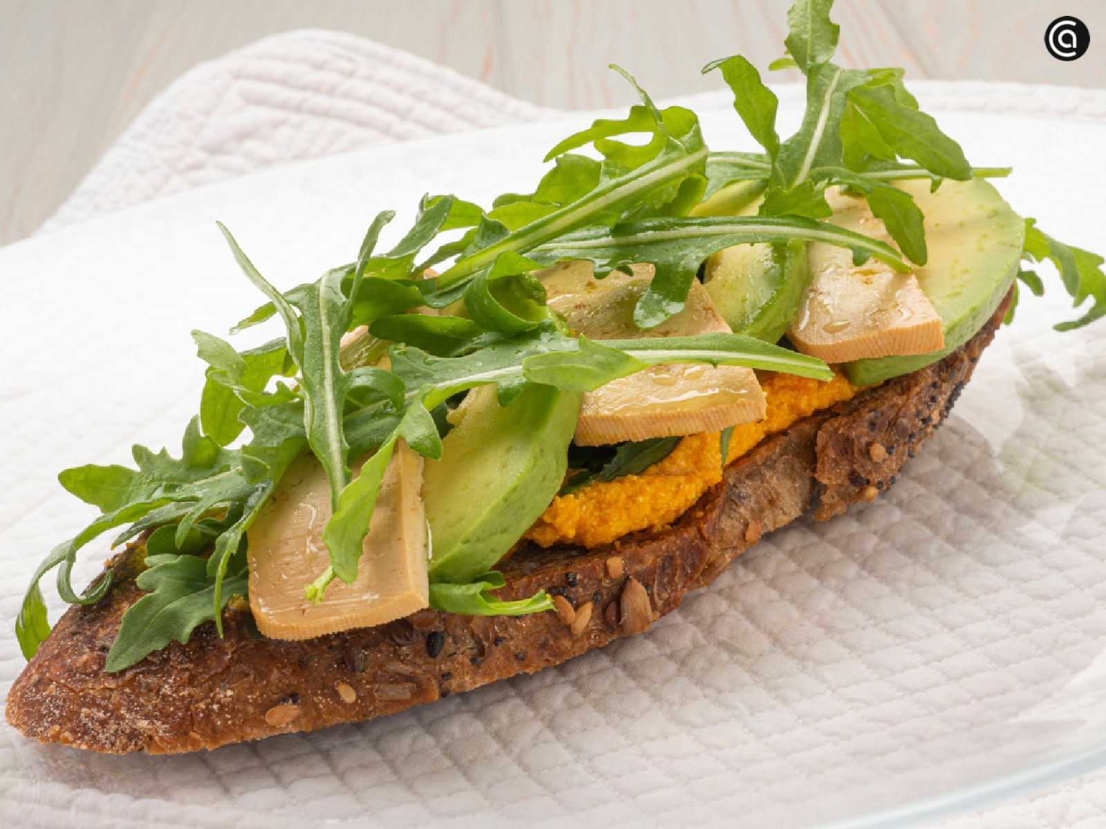 Tosta de tofu, aguacate y zanahoria