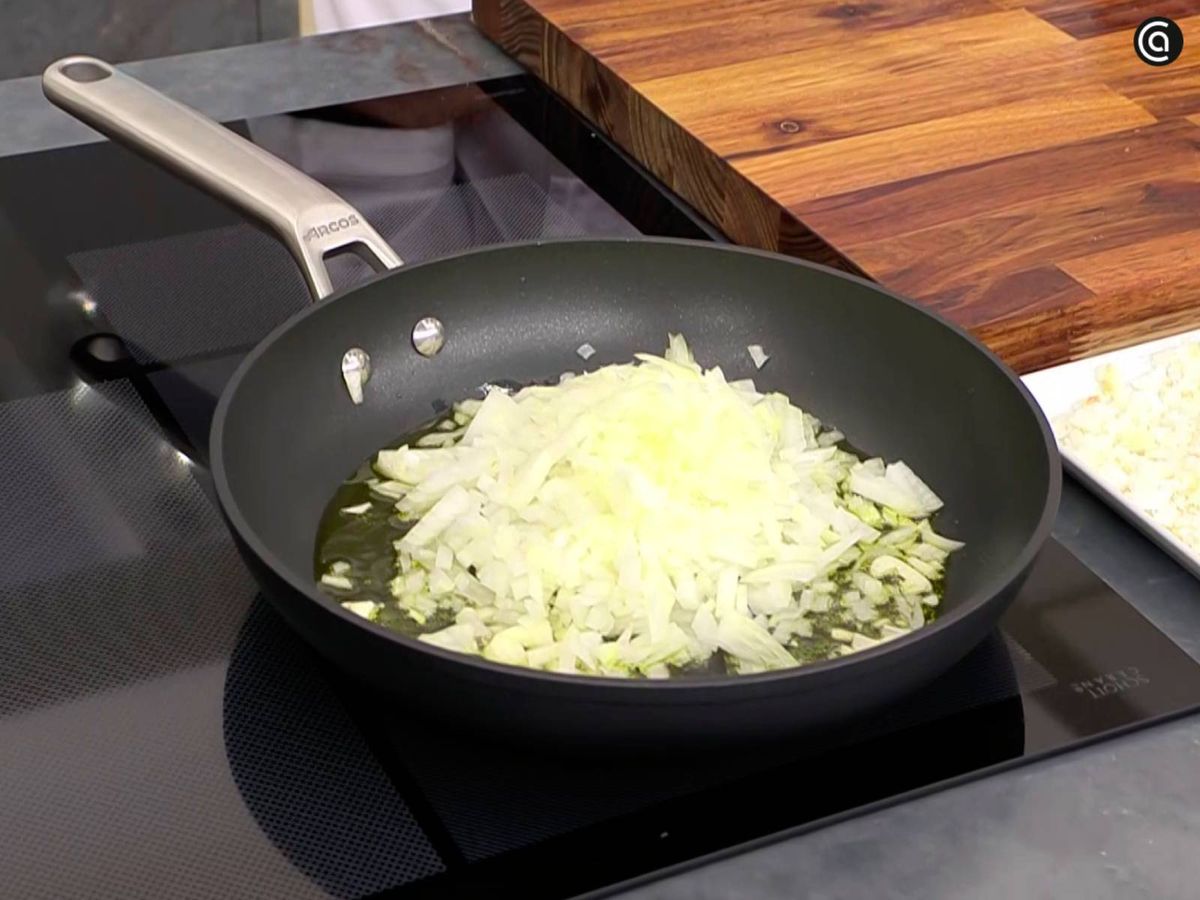 Rehoga la cebolla y el ajo