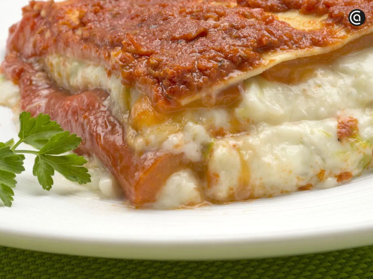 El pescado del día anterior se integra fácilmente en platos de horno con capas y salsas suaves.