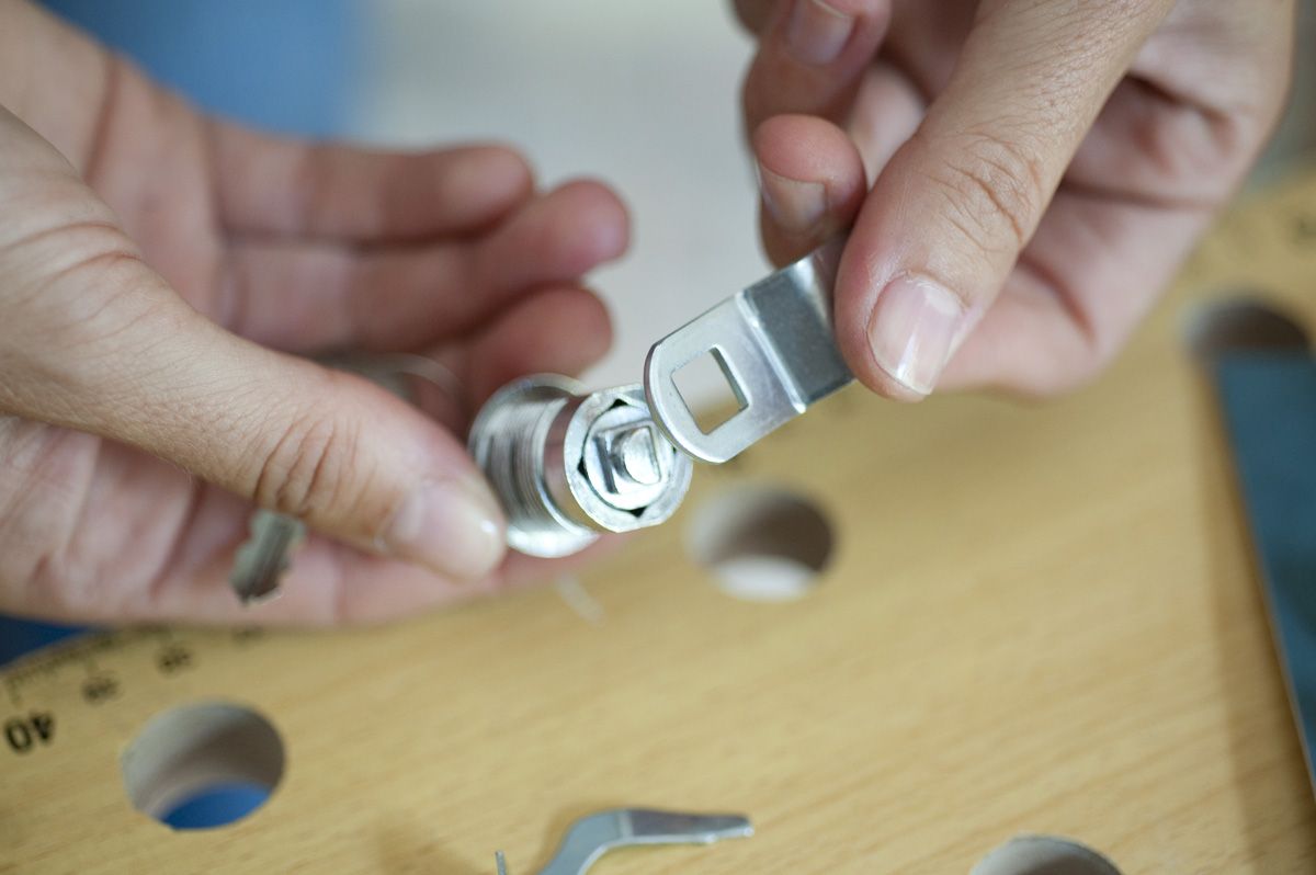 Bricomania 667 Cambiar cerradura de buzon p5