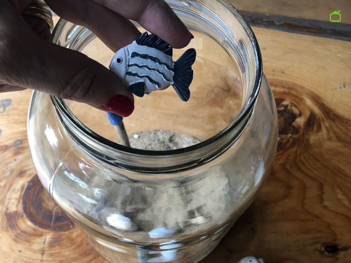 Rellena con conchas, piedras o cualquier objeto que tengas por casa