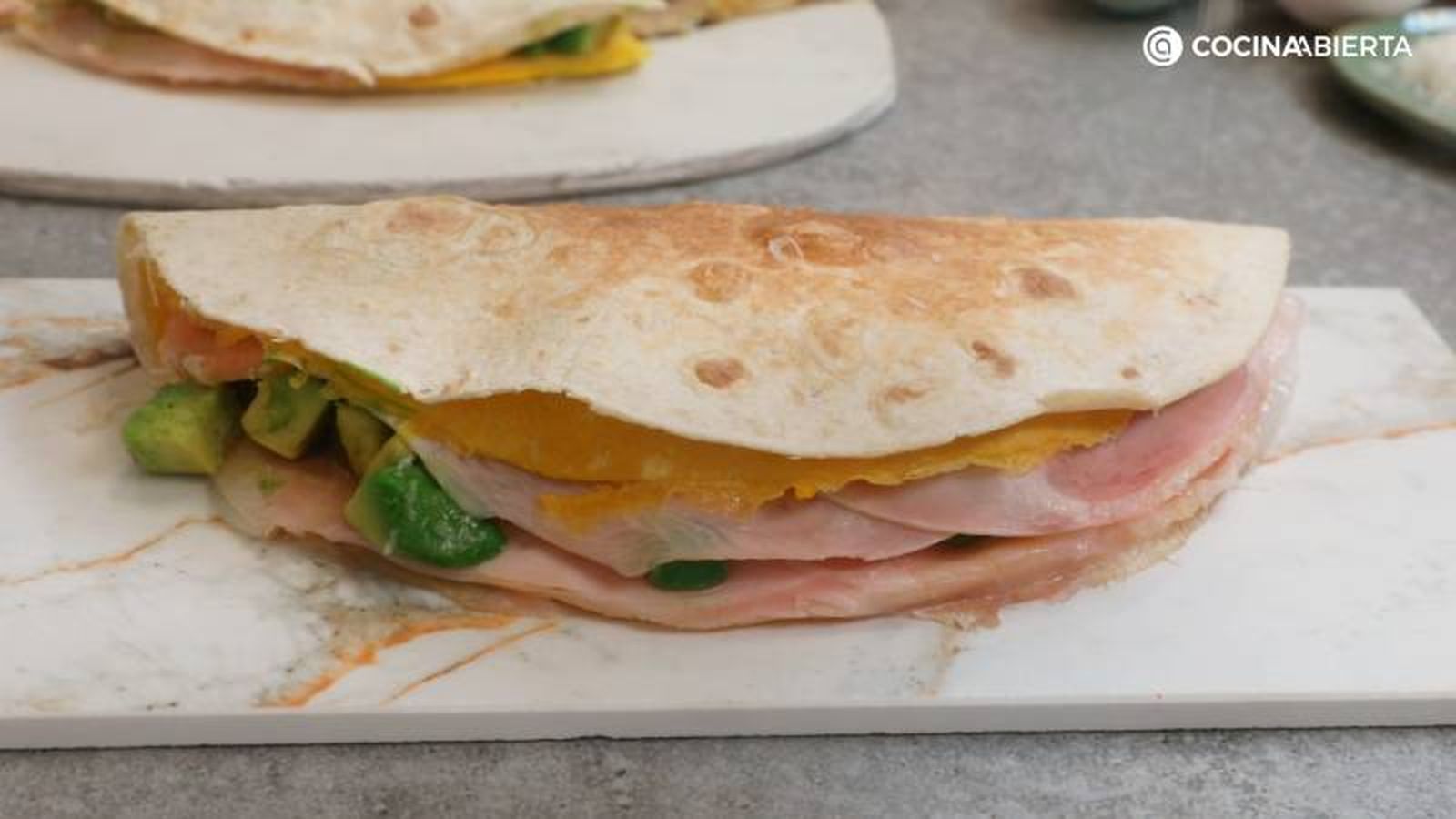 Sirve las quesadillas de jamón y queso calientes Sirve las quesadillas de jamón y queso calientes