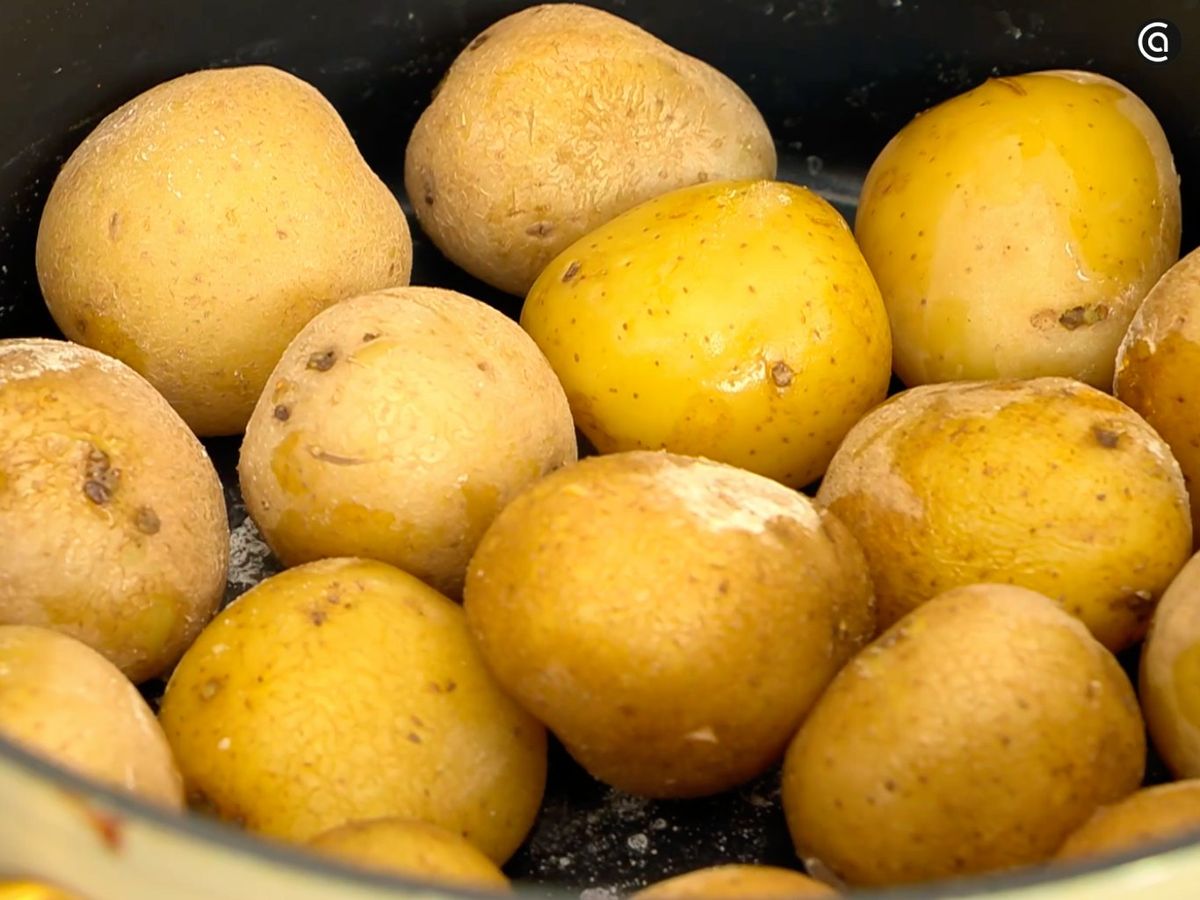 Cocina las papas con sal gruesa