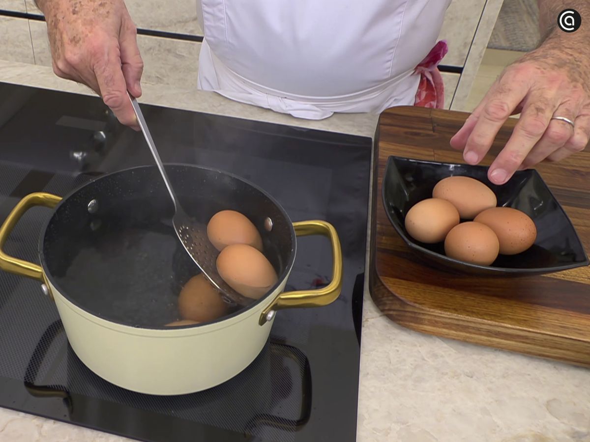 Introduce los huevos en el agua de forma gradual