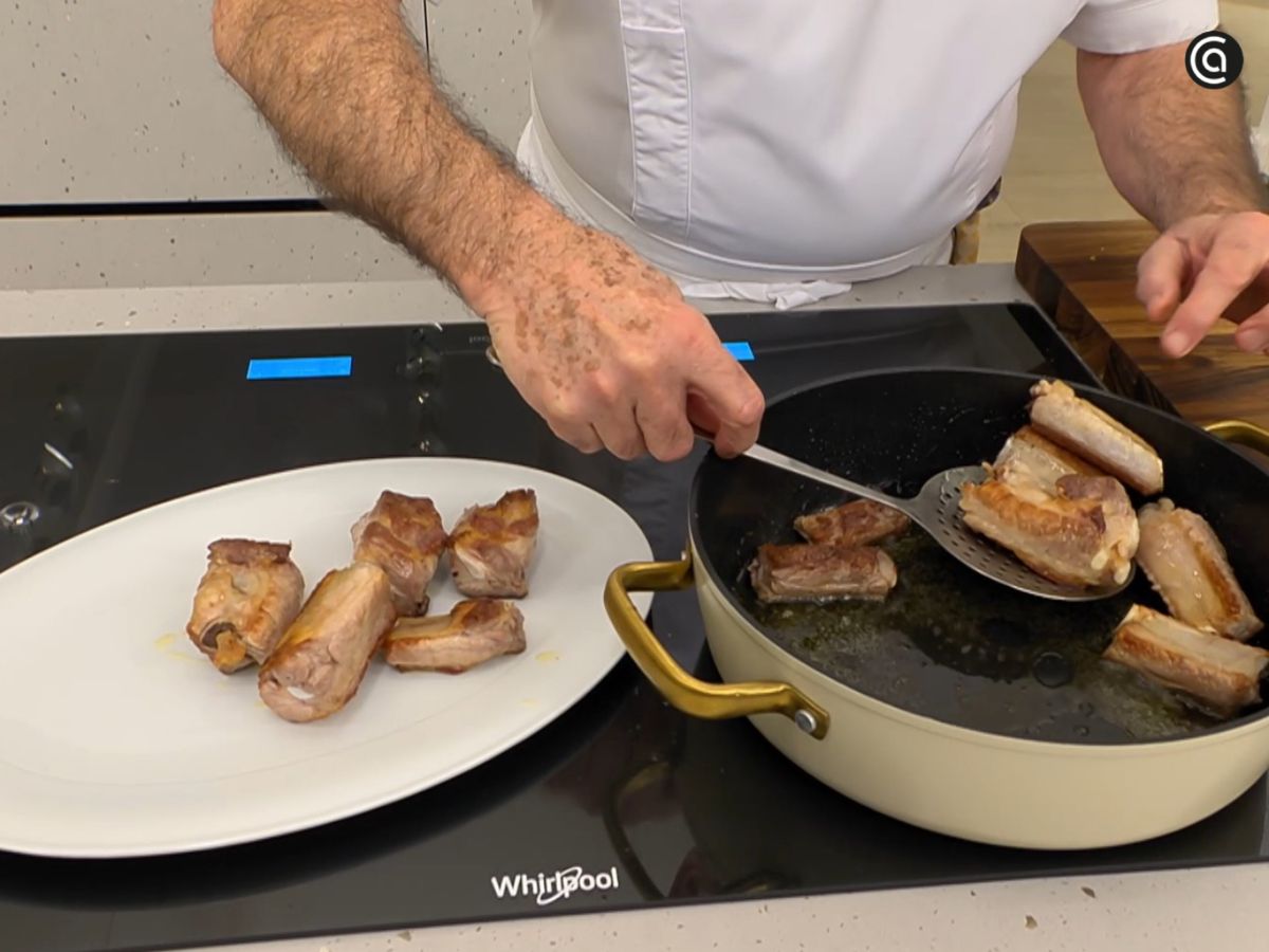 Dorar la costilla al inicio permite crear una base de sabor intensa para el guiso.