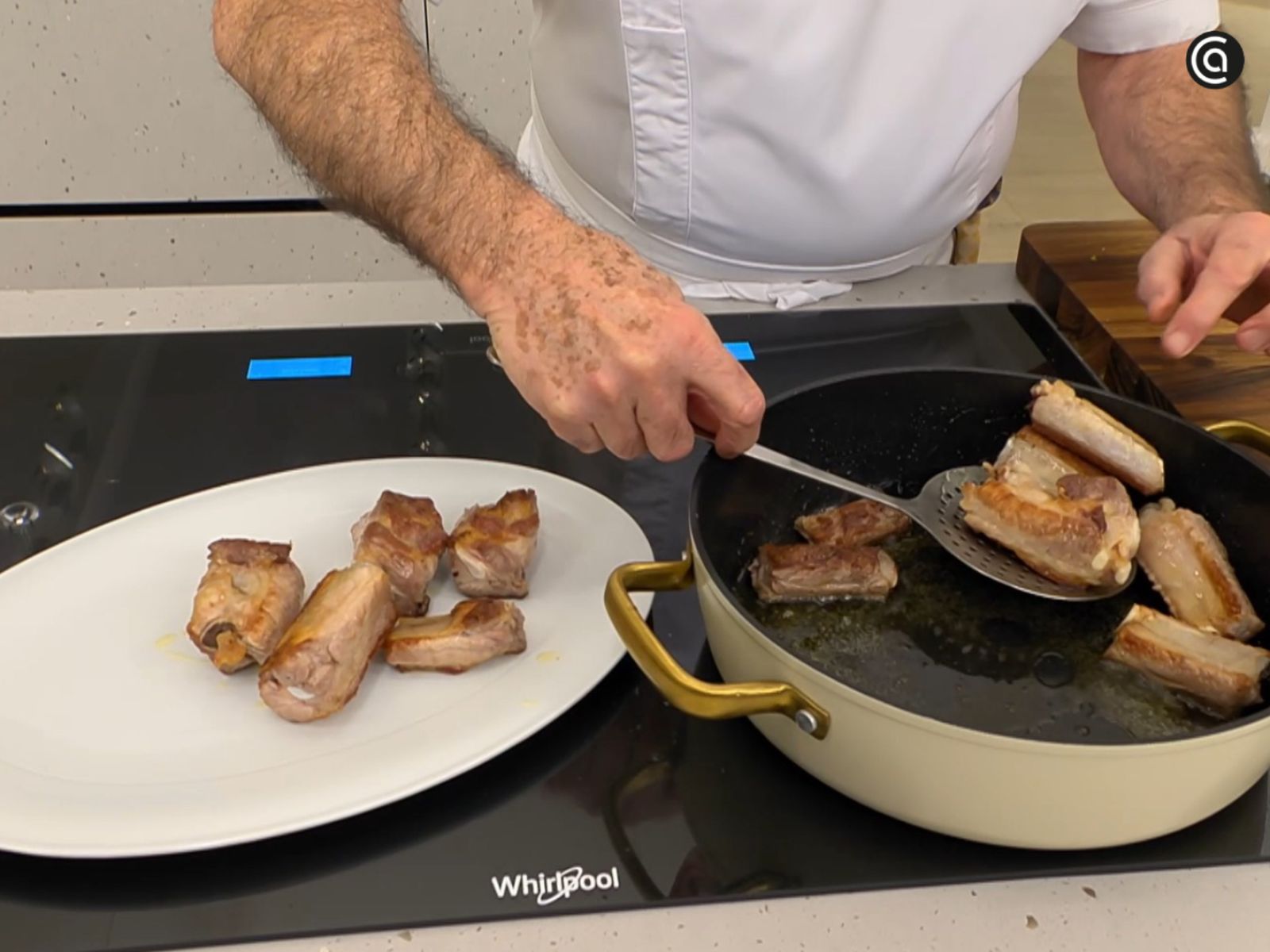 Dorar la costilla al inicio permite crear una base de sabor intensa para el guiso.