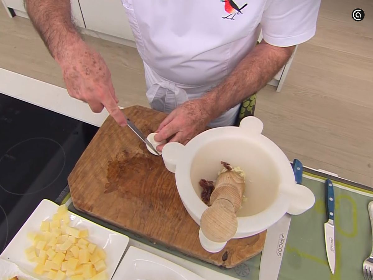 Maja todos los ingredientes para la salsa en un mortero