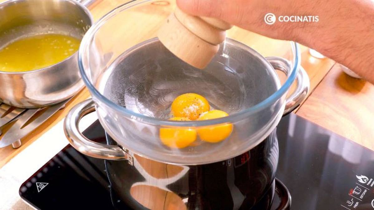Separa las yemas y agrégalas a temperatura ambiente a un bol al baño maría/ Foto : Cocinatis