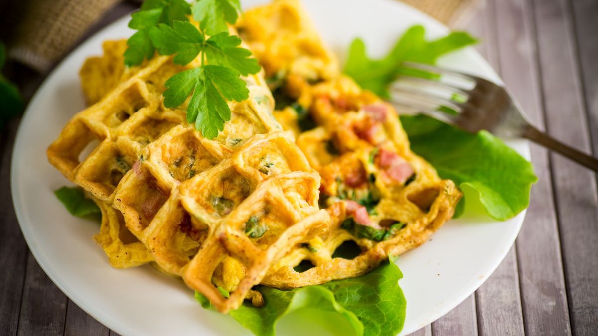 Tortilla de huevo hecha en la gofrera