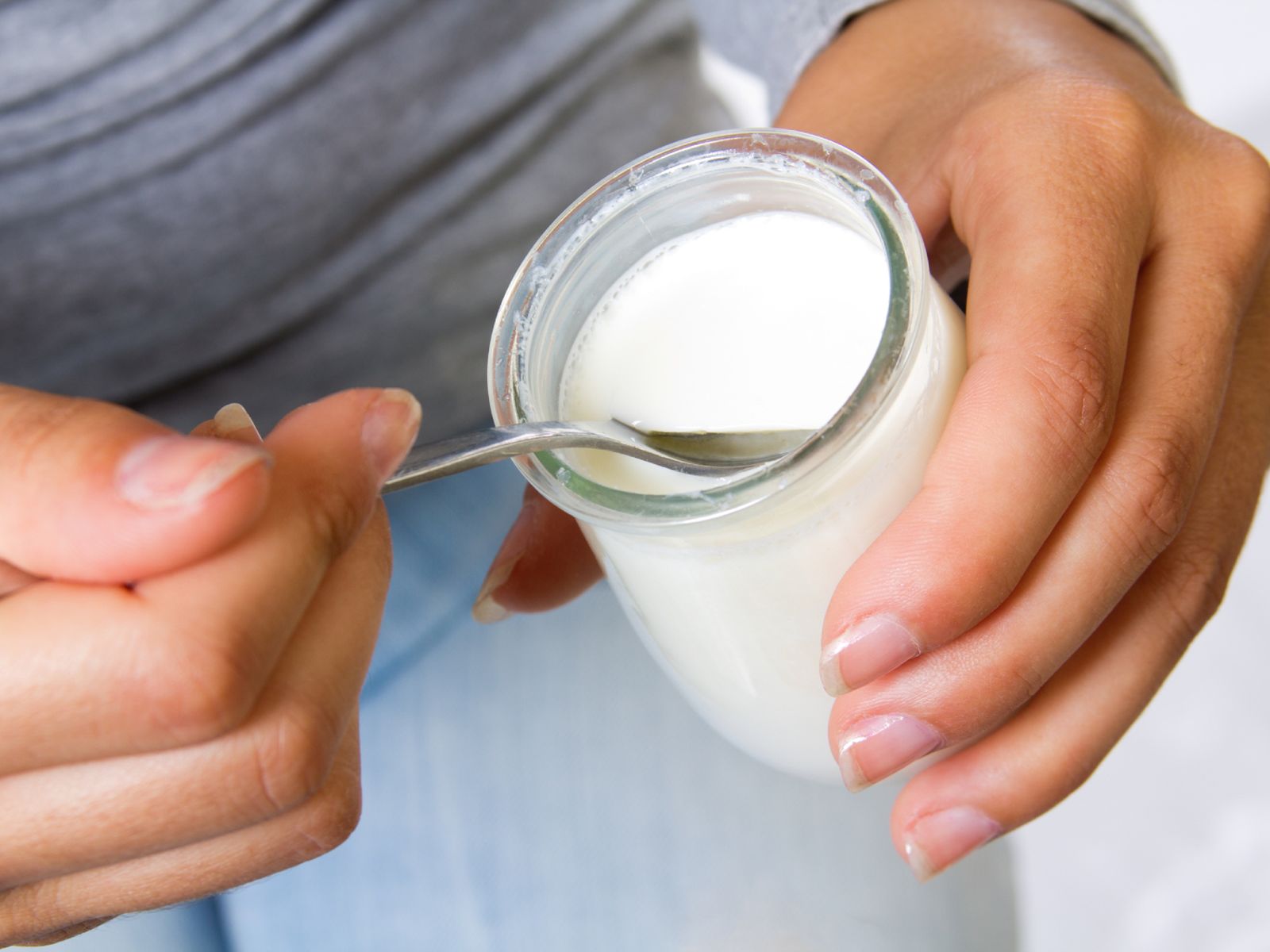 El yogur casero y el kefir son fermentos lácteos distintos con diferencias clave en su elaboración, sabor y beneficios. El yogur casero y el kefir son fermentos lácteos distintos con diferencias clave en su elaboración, sabor y beneficios.