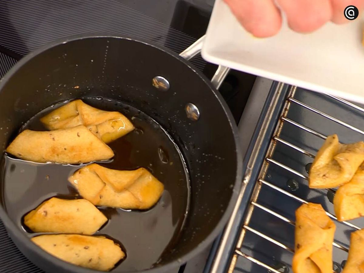 Empapa los pestiños con miel