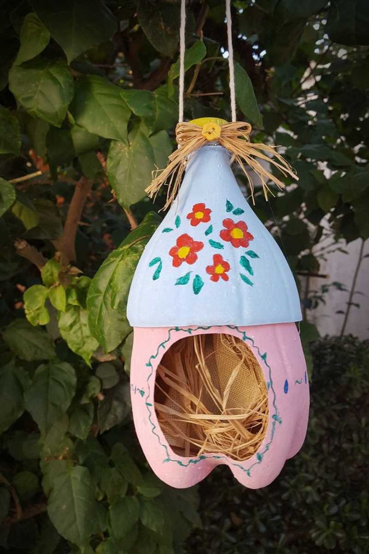 Casitas para pájaros hechas con botellas de plástico.
