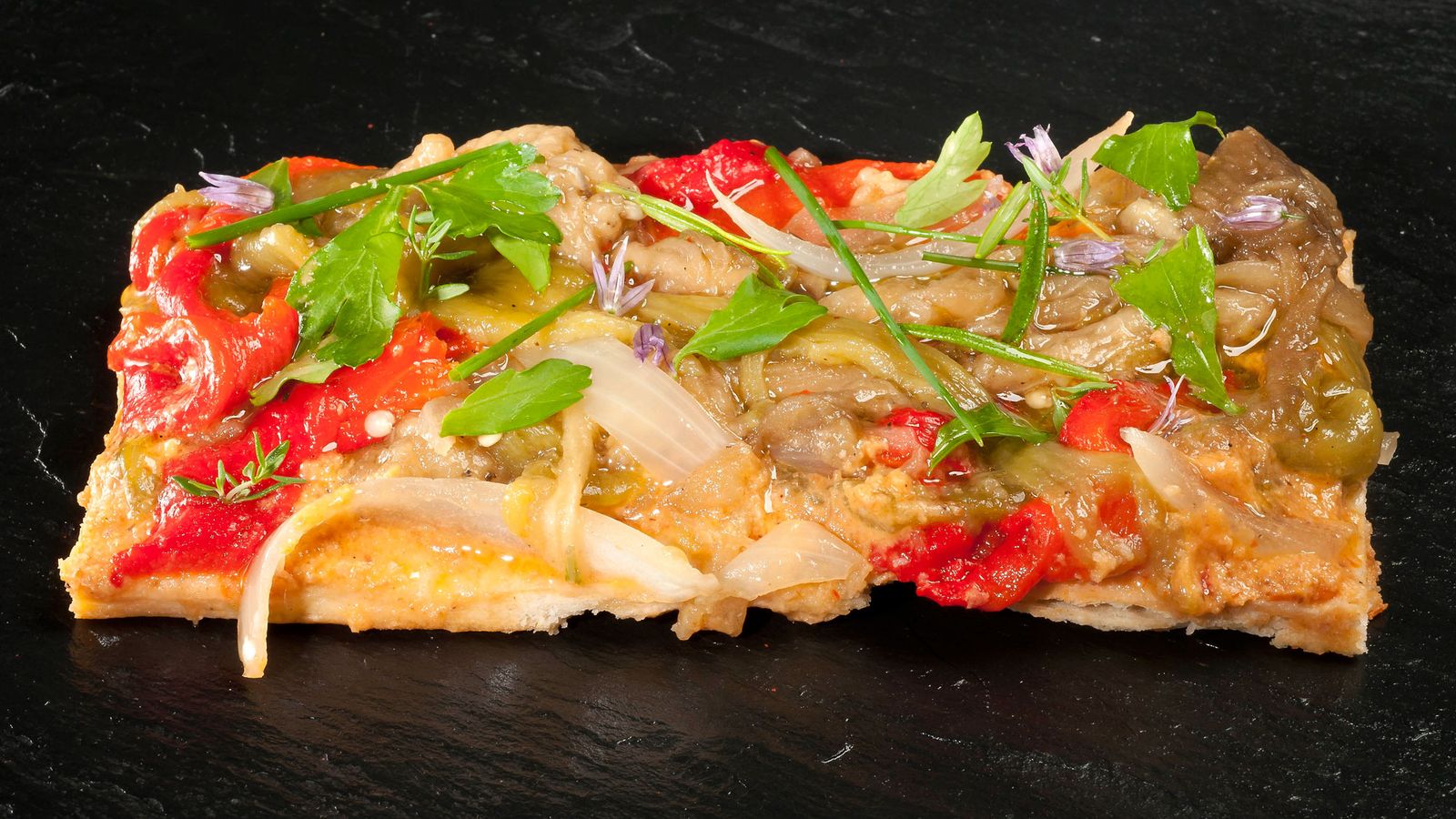 Coca de escalivada con romesco