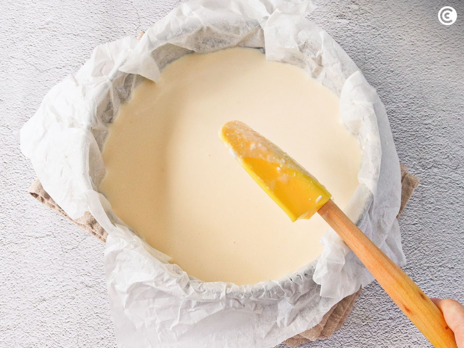 Rellena el molde con la masa de la tarta de requesón Rellena el molde con la masa de la tarta de requeson