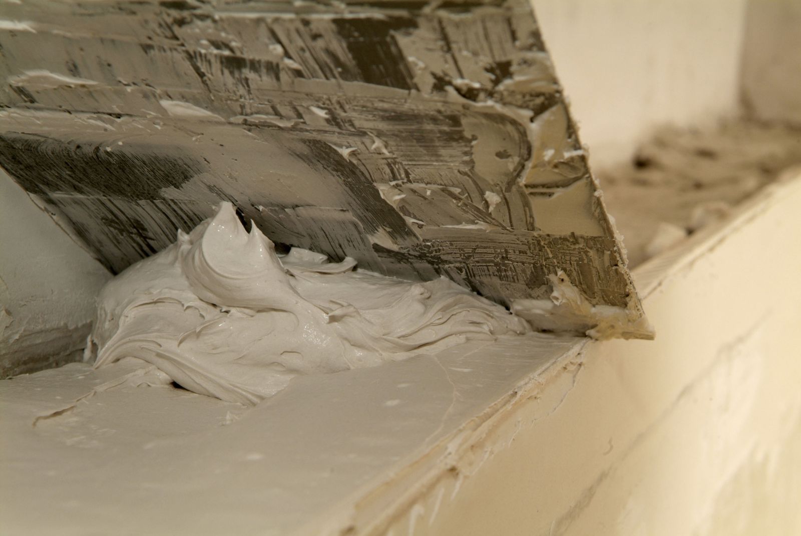 Nivelar mocheta en pared paso 8