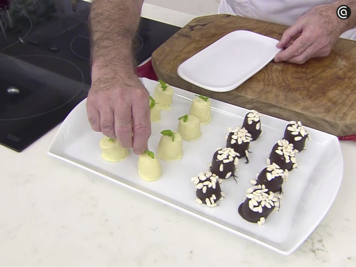 Decora los bombones con arroz inflado y hojas de menta