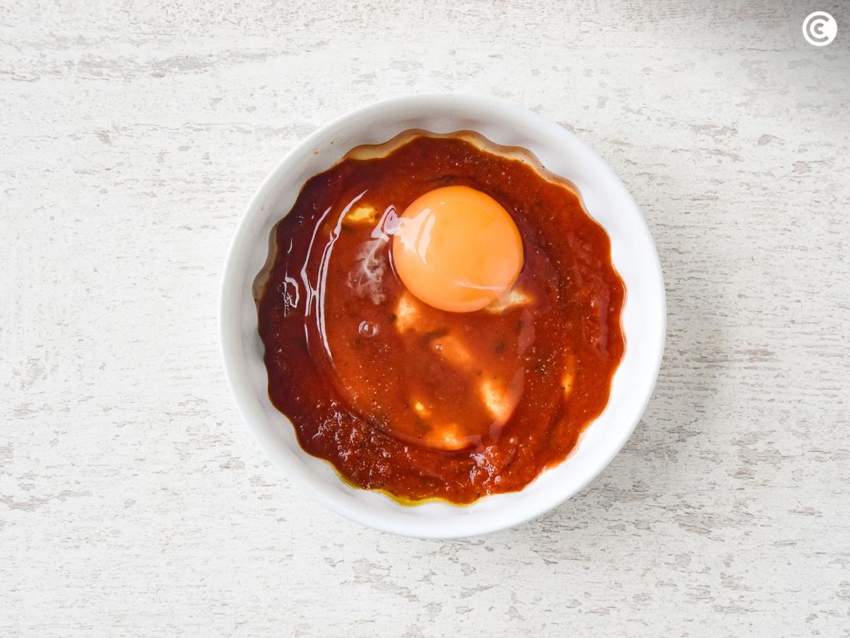 Agregar el huevo a la cazuelita para hacerlo al plato en freidora de aire