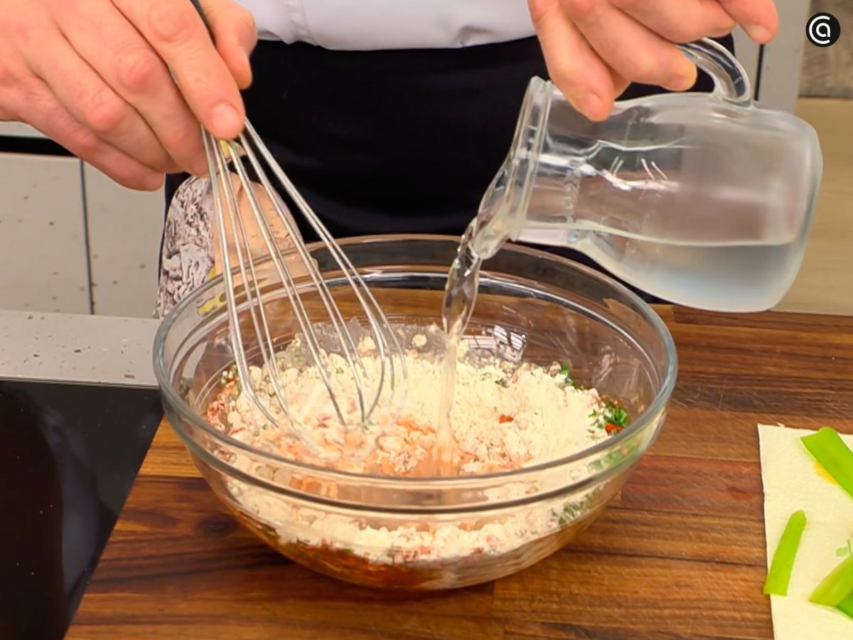 Mezcla los ingredientes de la tempura para cubrir las borrajas