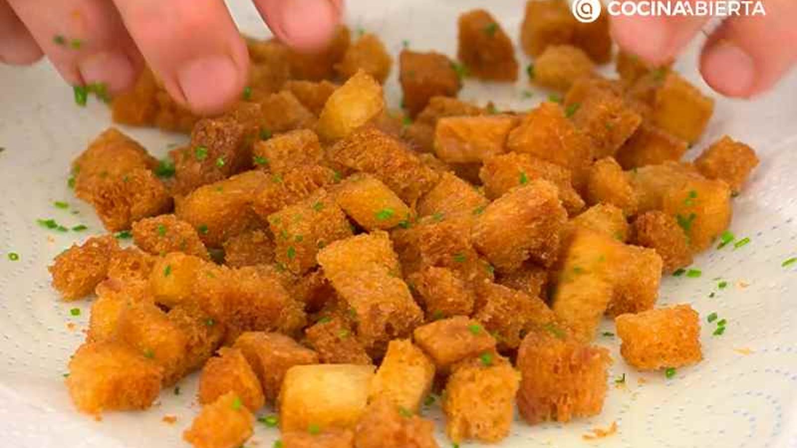 Karlos Arguiñano mezcla los picatostes con cebollino en su receta