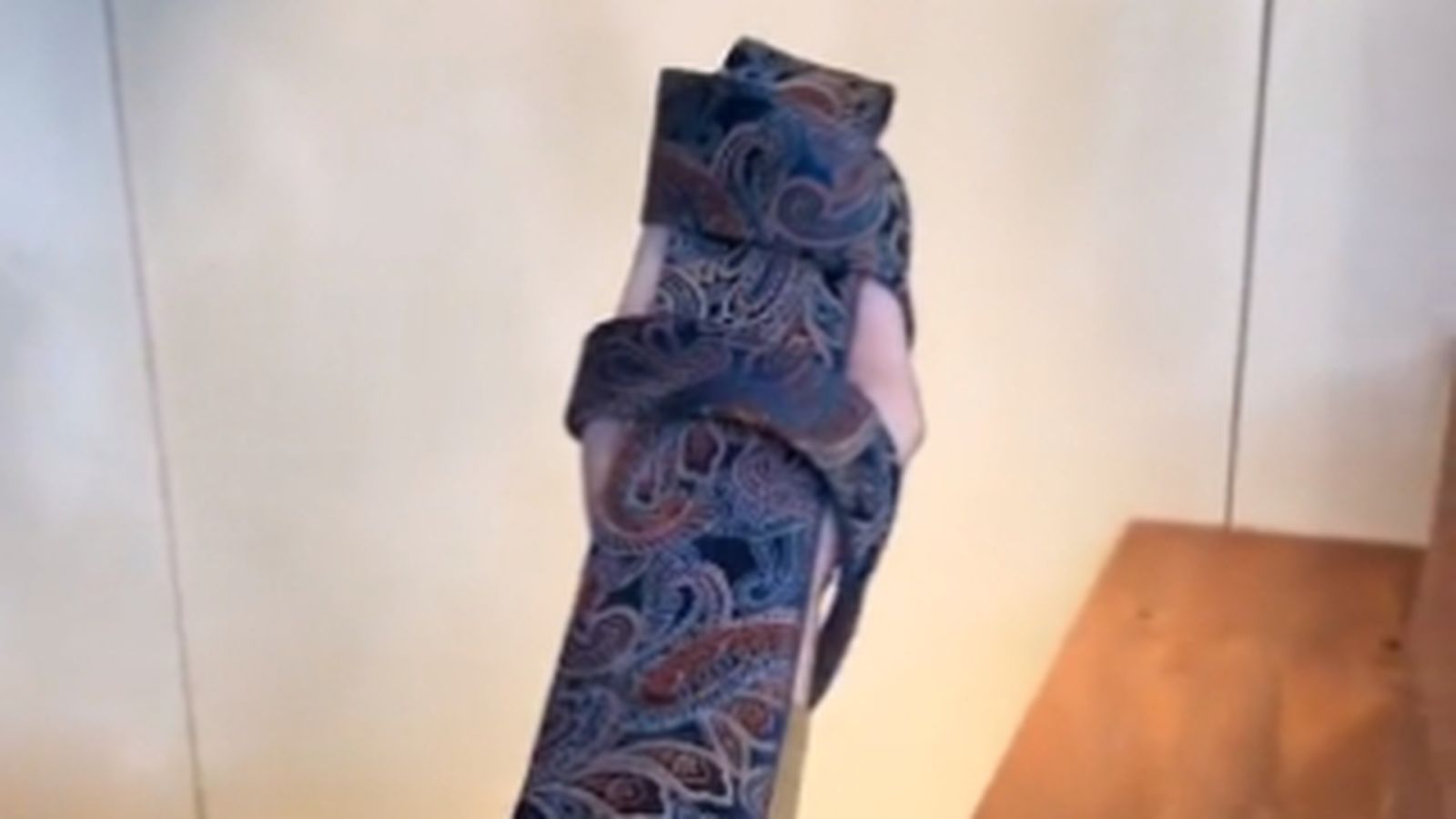 Cómo hacer el nudo de corbata paso 1 Cómo hacer el nudo de corbata paso 1