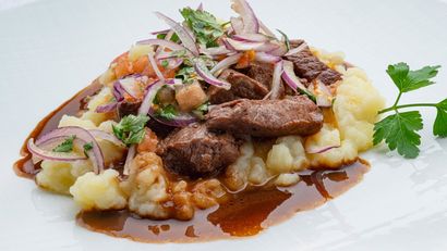 Presa de cerdo a la soja con patata rota, receta de Joseba Arguiñano