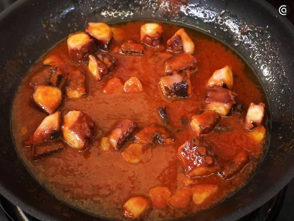 Cocina el pulpo con los ajos y la salsa de tomate