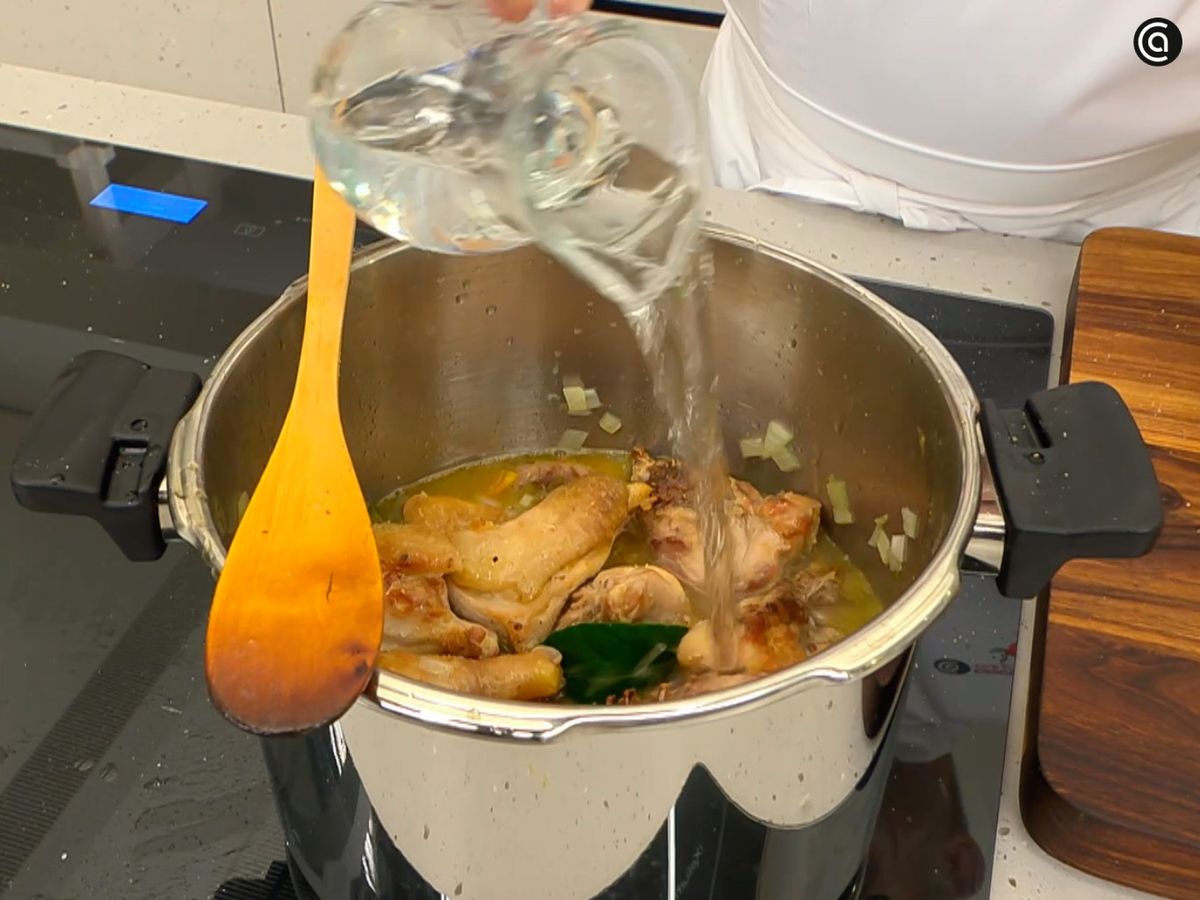 Dora la gallina y luego cocínala junto con las hortalizas en la olla rápida