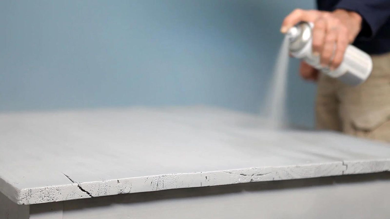 Como pintar una mesa con pintura al agua de efecto tiza paso 4 Como pintar una mesa con pintura al agua de efecto tiza paso 4