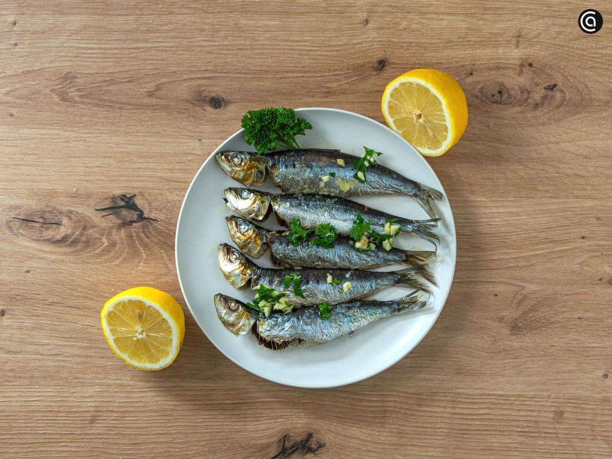 Rocía el majado sobre las sardinas