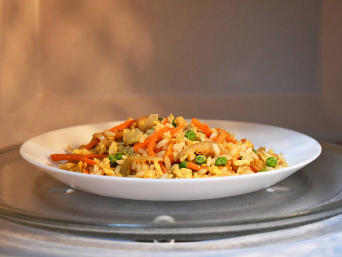 El microondas es la forma más rápida de descongelar arroz: solo necesitas añadir una cucharada de agua y calentar con tapa.
