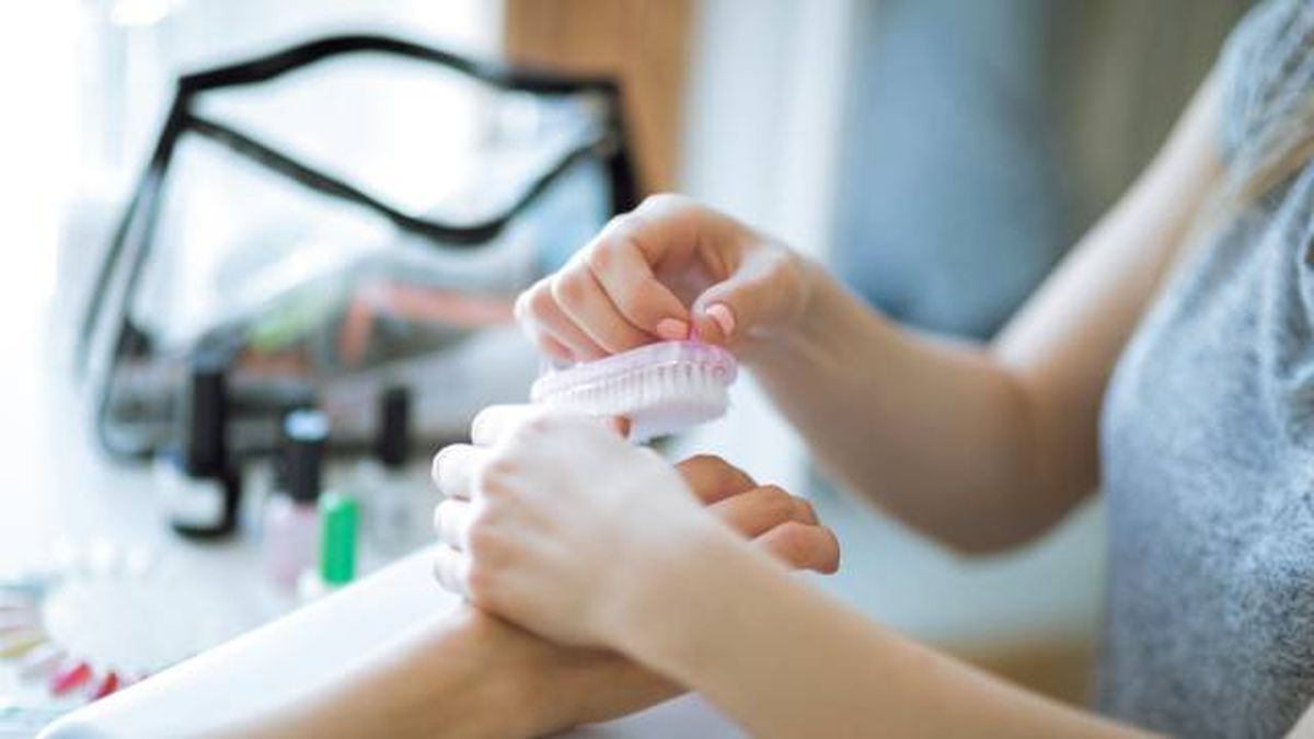 limpiar las unas por centro con cepillo