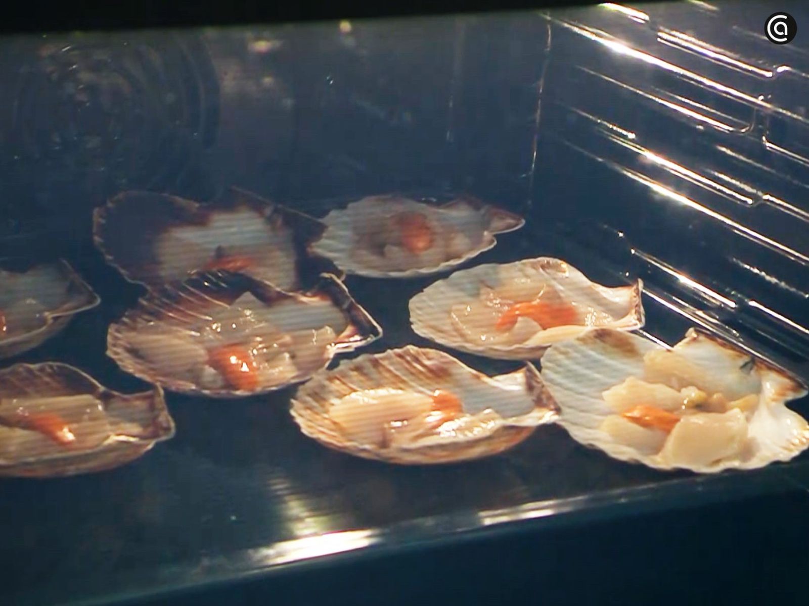 Trocea los callos, distribúyelos junto con el coral en las conchas y hornea