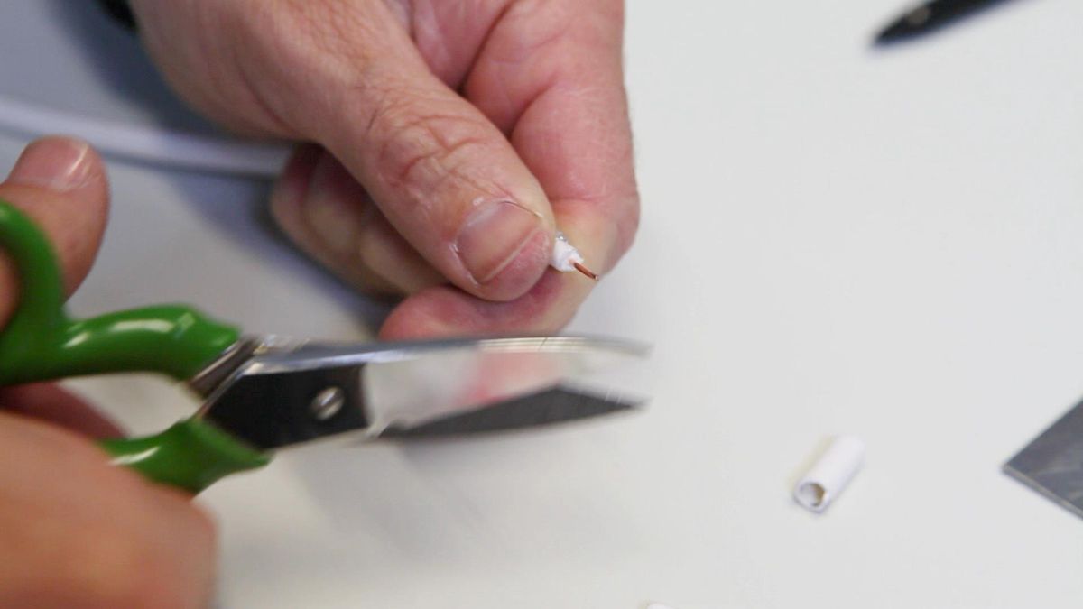 Conectar conector F en un cable coaxial paso 4