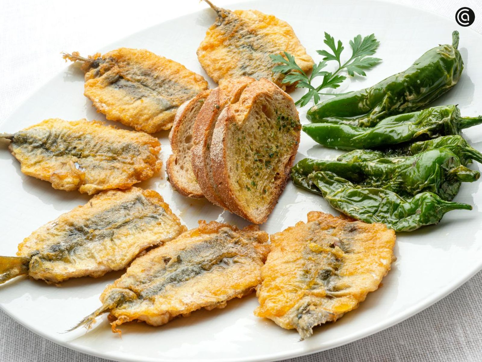 Sardinas rebozadas con pimientos verdes y pan de ajo, receta de pescado azul de Arguiñano