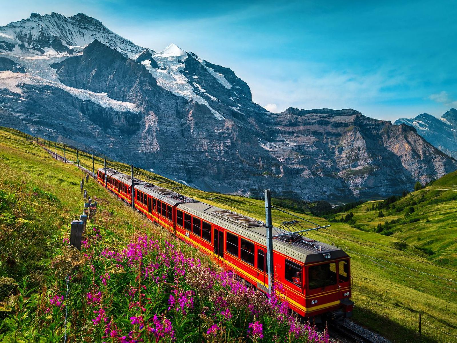 Montañas nevadas de Junfrau en Interlaken, Suiza Montañas nevadas de Junfrau en Interlaken, Suiza