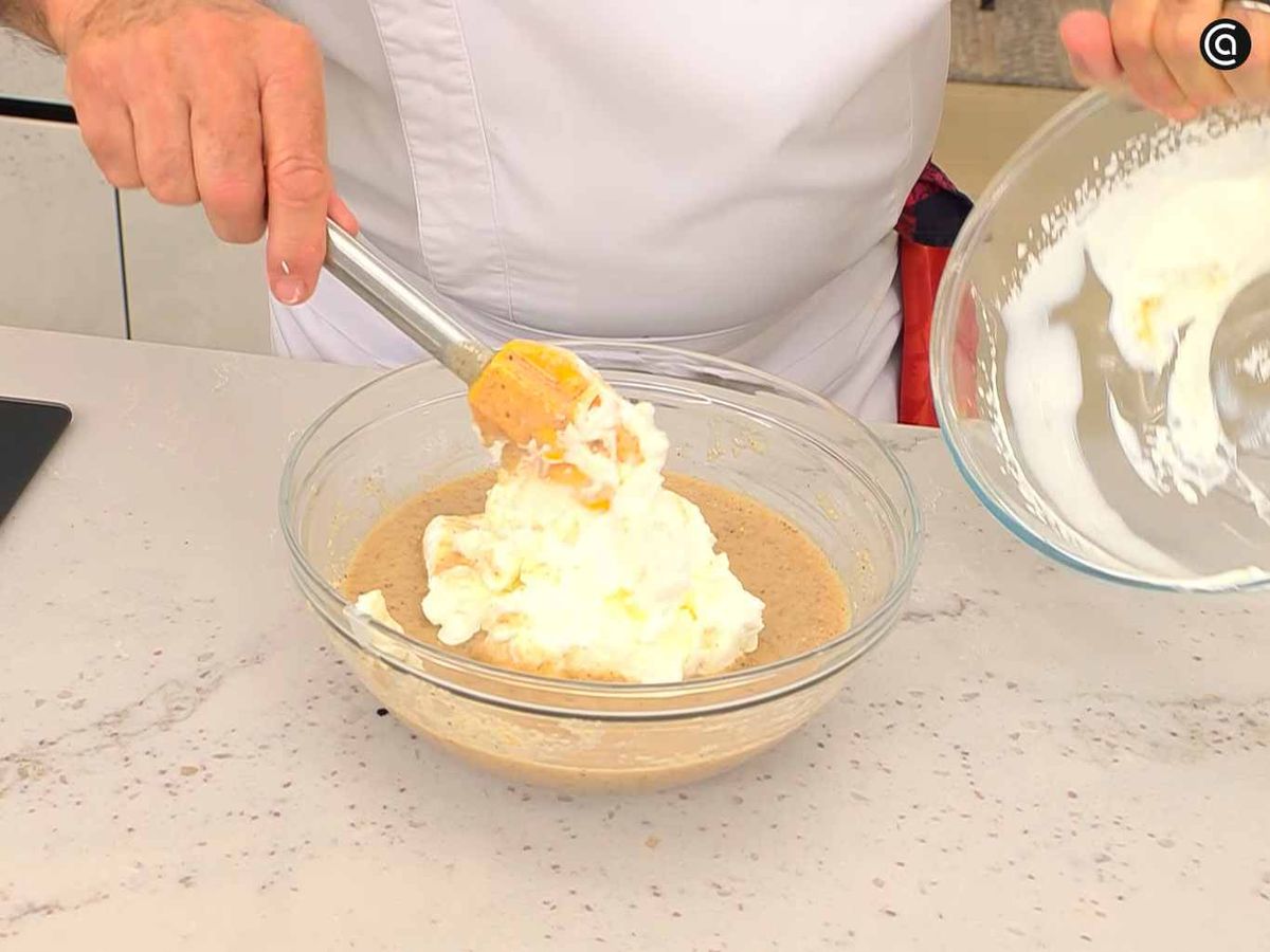 Mezcla la crema de avellanas con nata montada