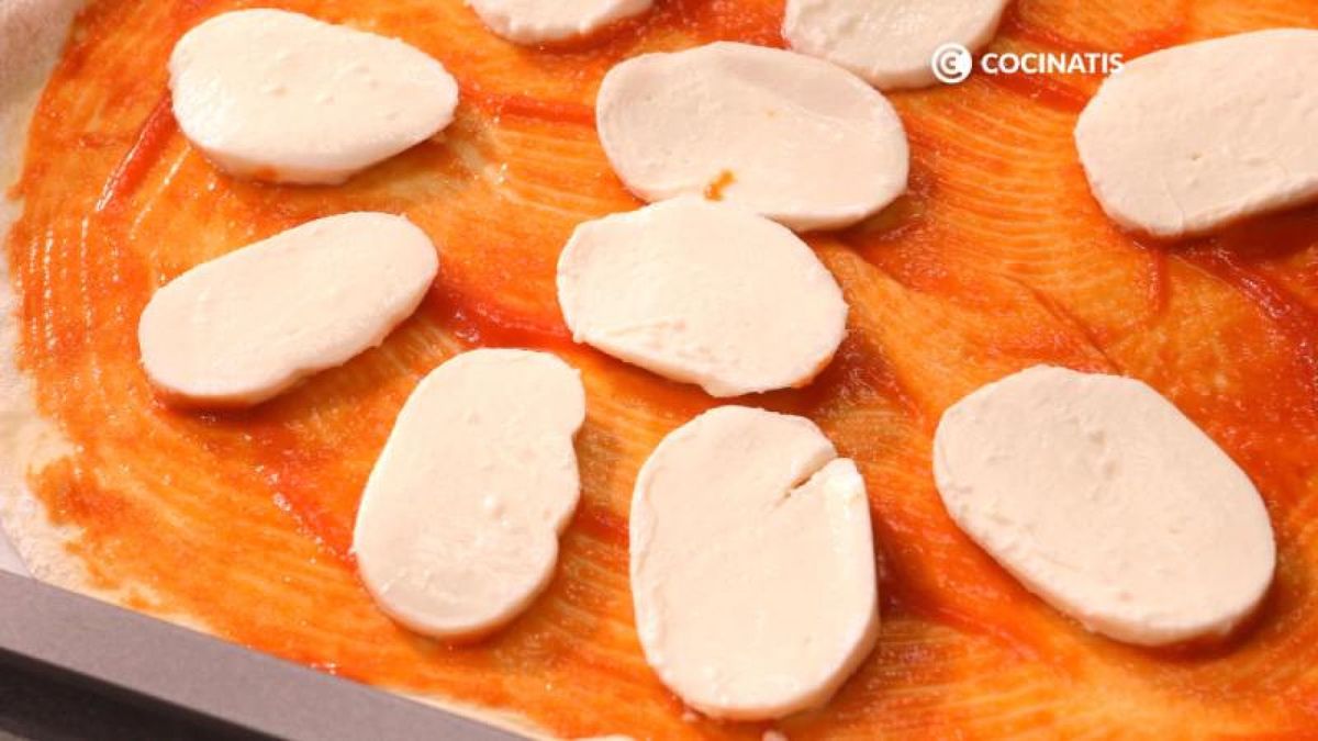 Cubre la base con los ingredientes y hornea a 250 grados durante 10 minutos