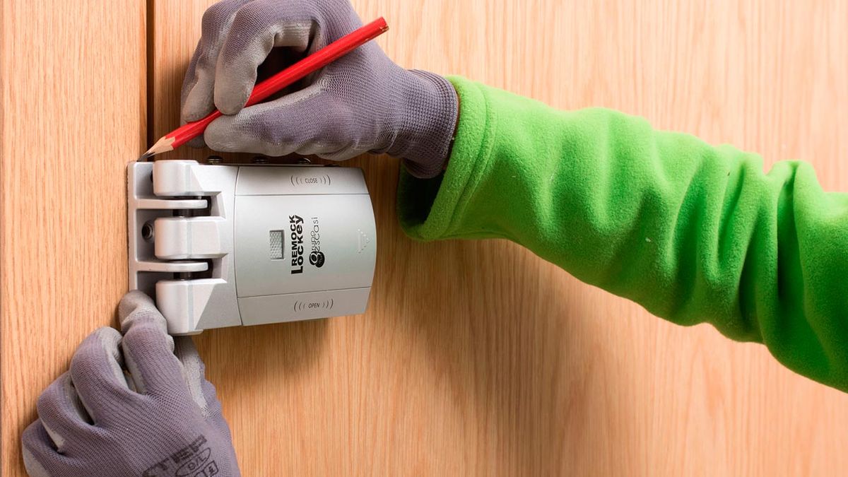 Como colocar una cerradura invisible en la puerta paso 6