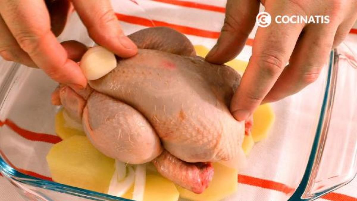 Receta de picantones al horno con patatas y cebolla  paso 3