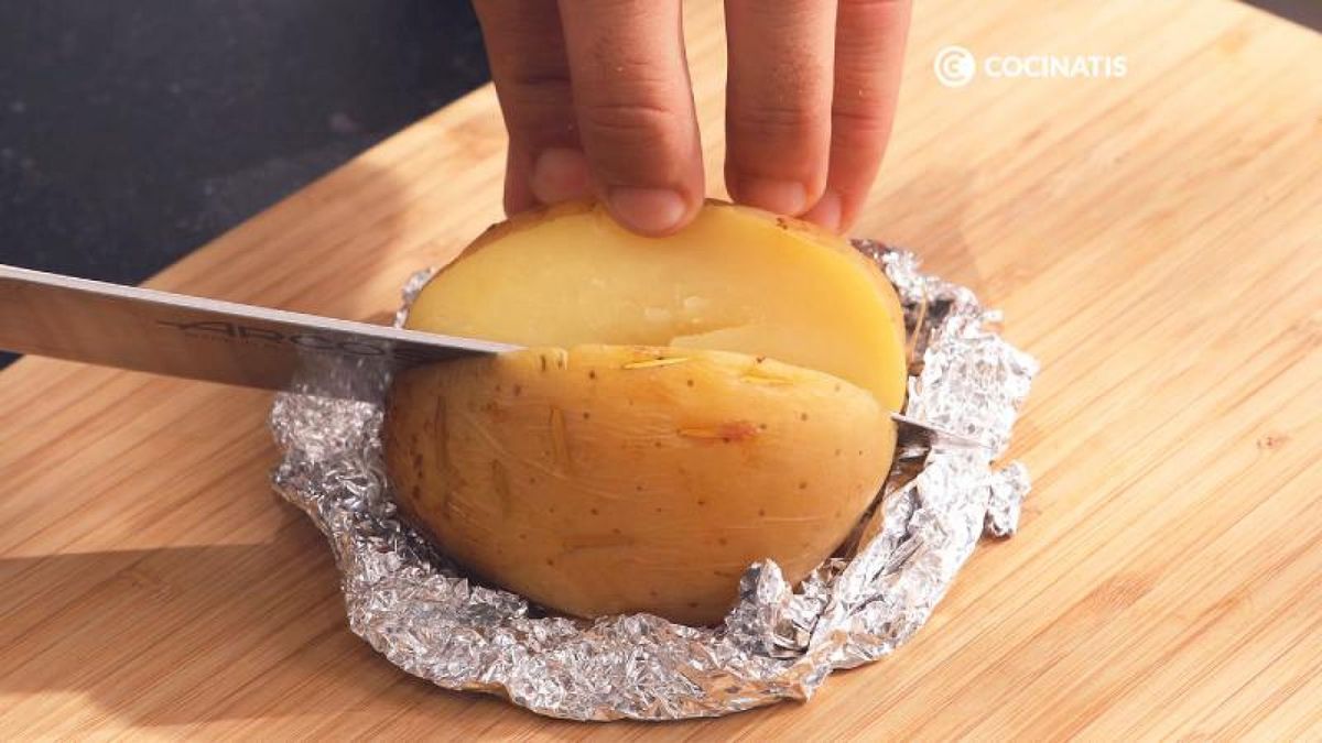 Saca las patatas del horno y hazles un corte en la mitad