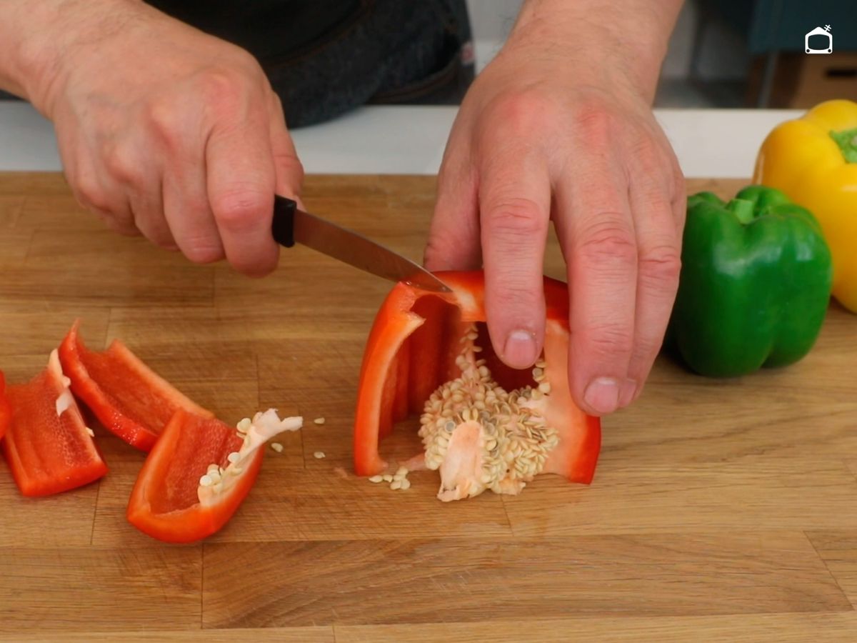 Corta los pimientos en tiras pequeñas