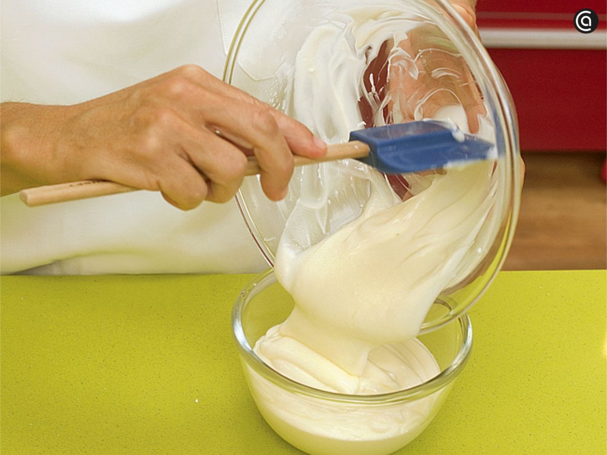 Agrega el queso crema y mezcla hasta conseguir una crema homogénea