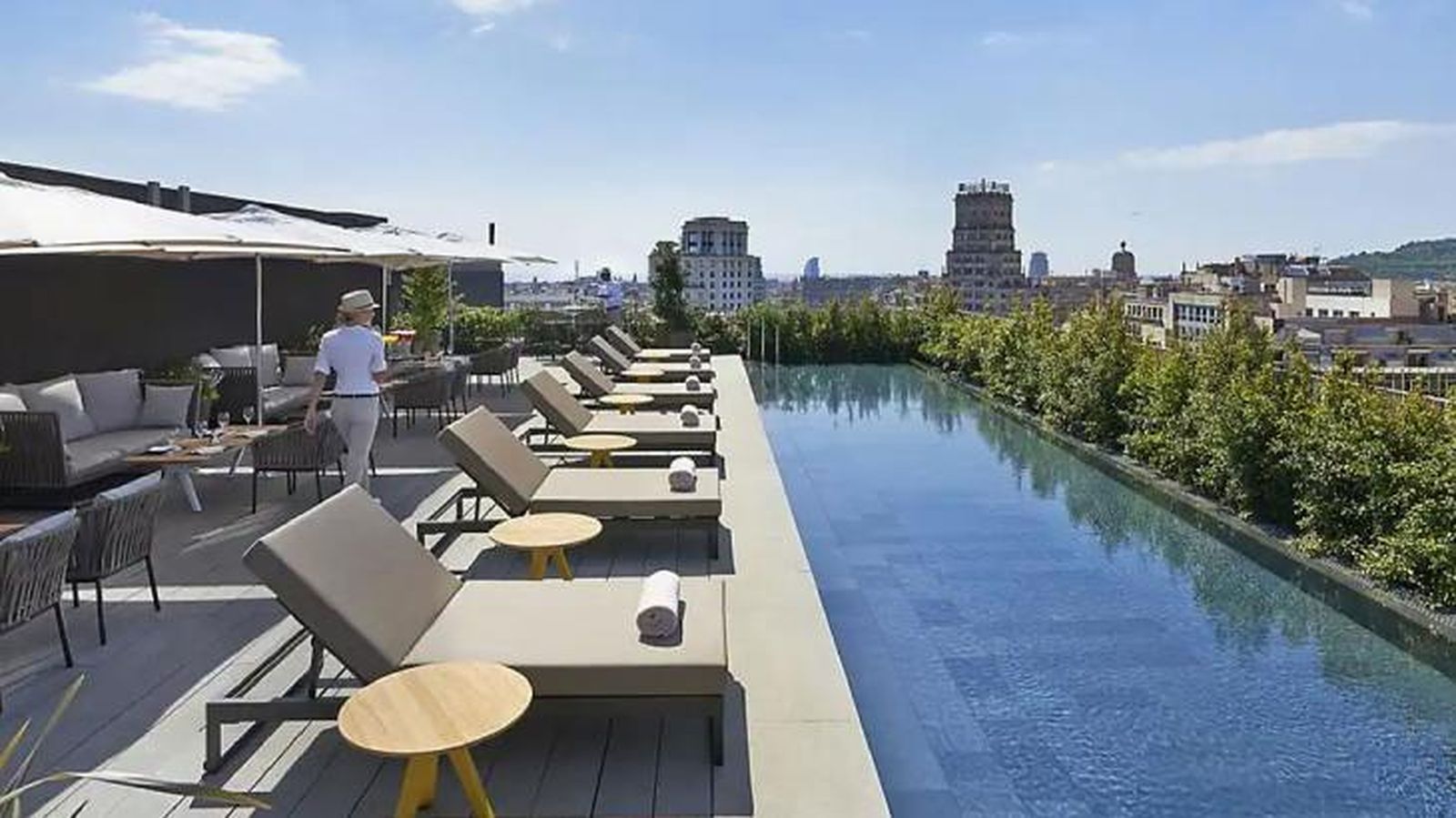 La piscina del hotel Mandarin Oriental Barcelona, con vistas a la ciudad La piscina del hotel Mandarin Oriental Barcelona, con vistas a la ciudad