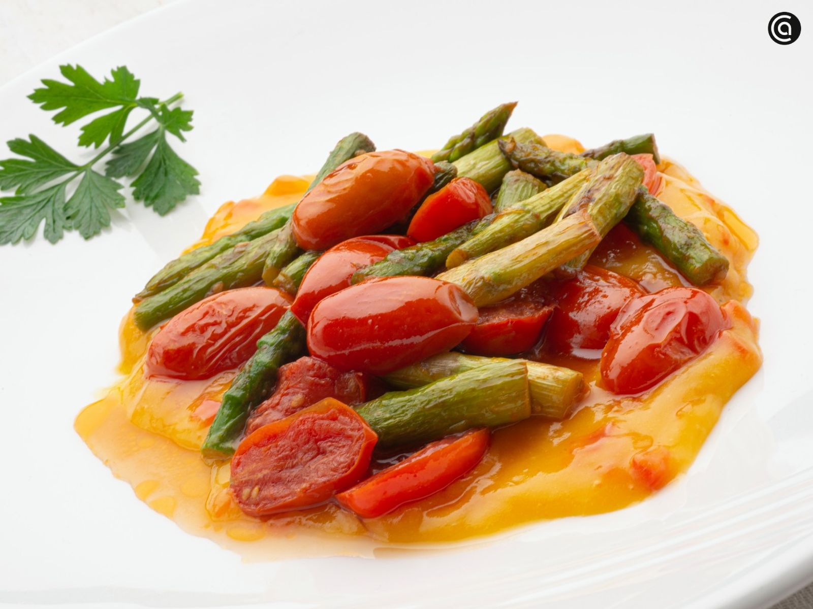 Salteado de espárragos y tomatitos con vinagreta de mango
