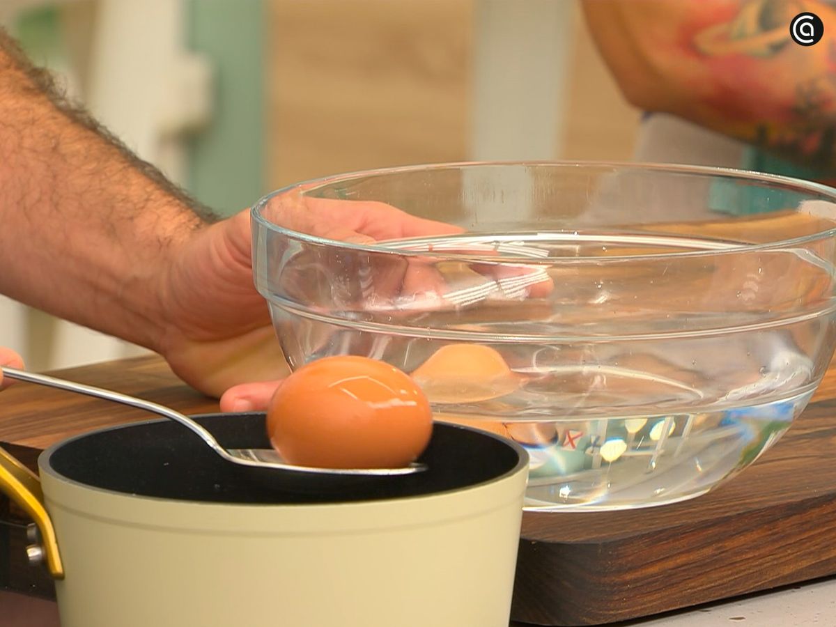Cocina los huevos y pélalos una vez fríos
