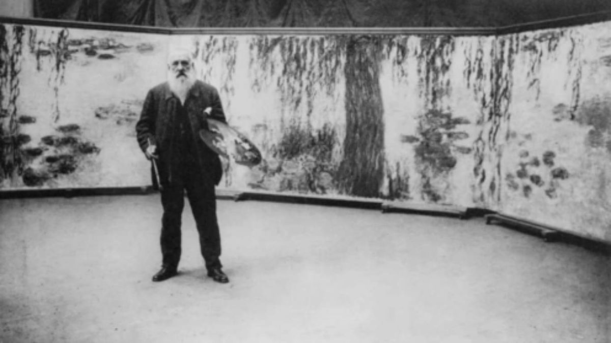 Monet con sus grandes obras de Los nenúfares.